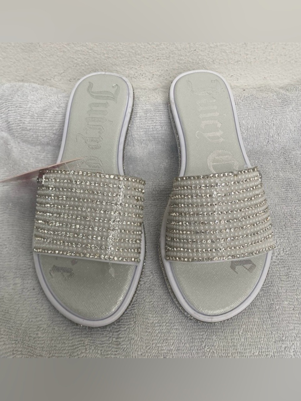 NWT New Juicy Couture Womens White Bling Yrie Flat Sandal Size 6 Girly Casual